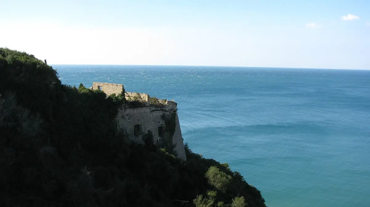 La Montagna Spaccata di Gaeta, a picco sul mare