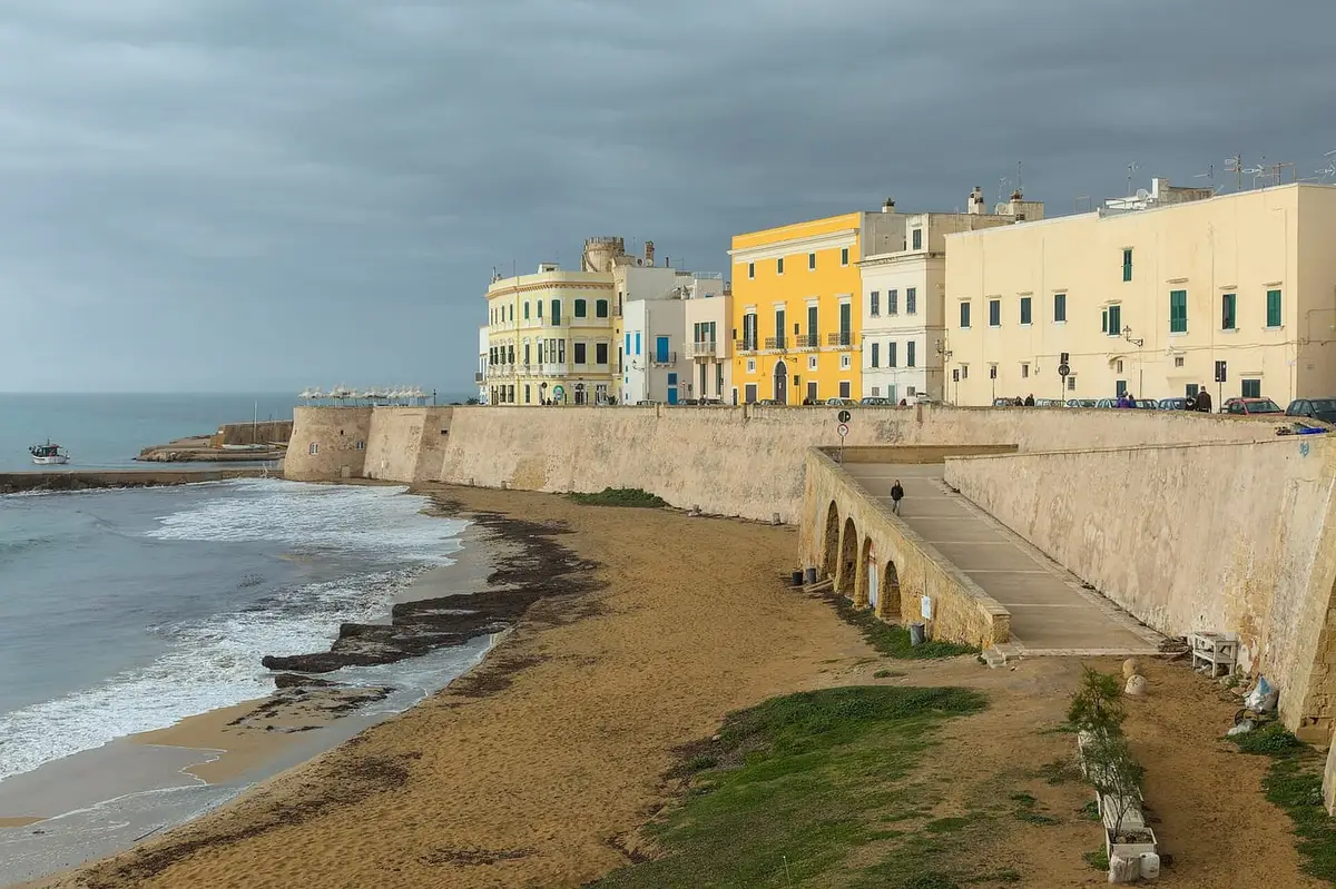 Il borgo antico di Gallipoli sull'isola, affacciato sul mar Ionio