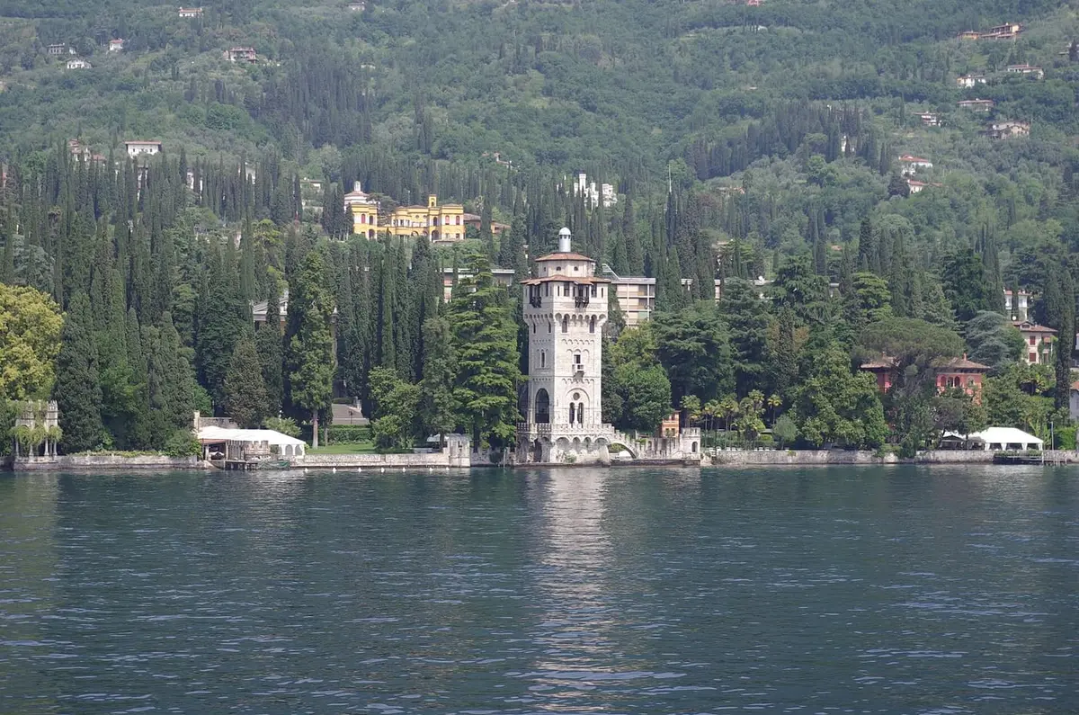Gardone Riviera vista dal lago di Garda, tra ville e cipressi