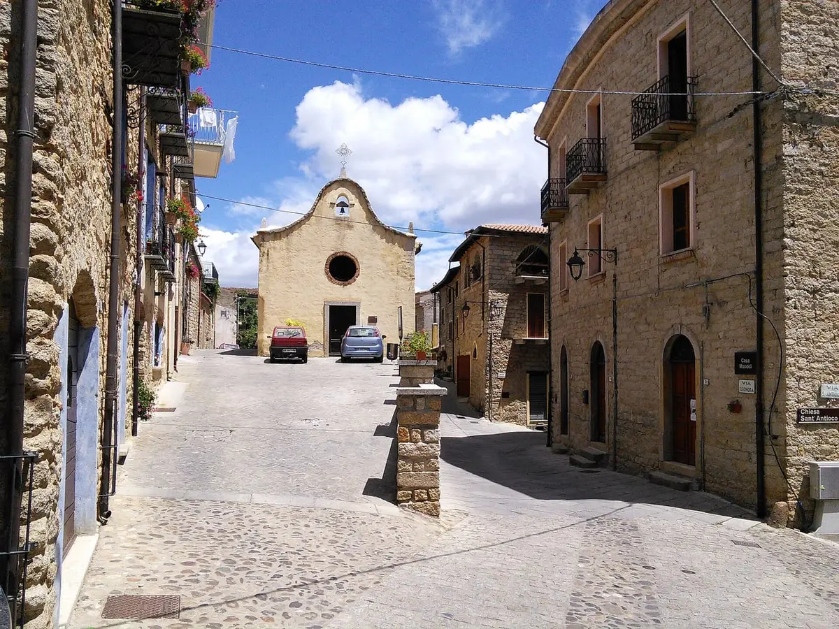 Una via del centro storico di Gavoi, in Barbagia