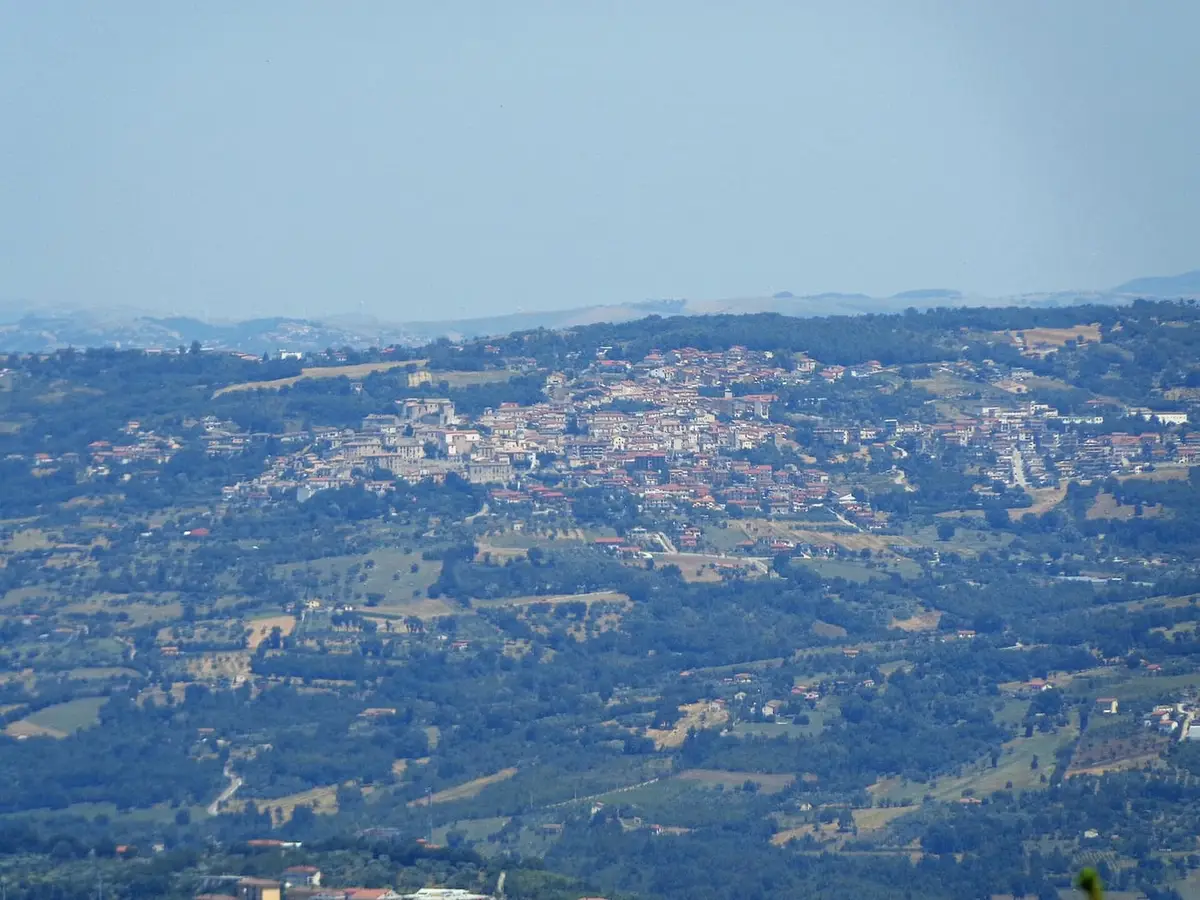 Il borgo di Gesualdo, dominato dal castello del principe Carlo Gesualdo