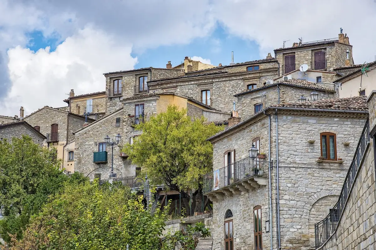 Le case in pietra di Guardia Perticara, paese di pietra della Val d'Agri