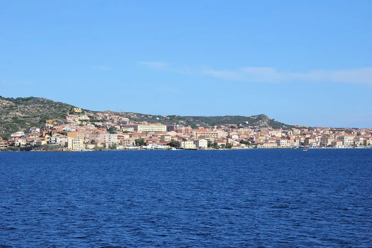 Il borgo di La Maddalena affacciato sul mare, nel suo arcipelago