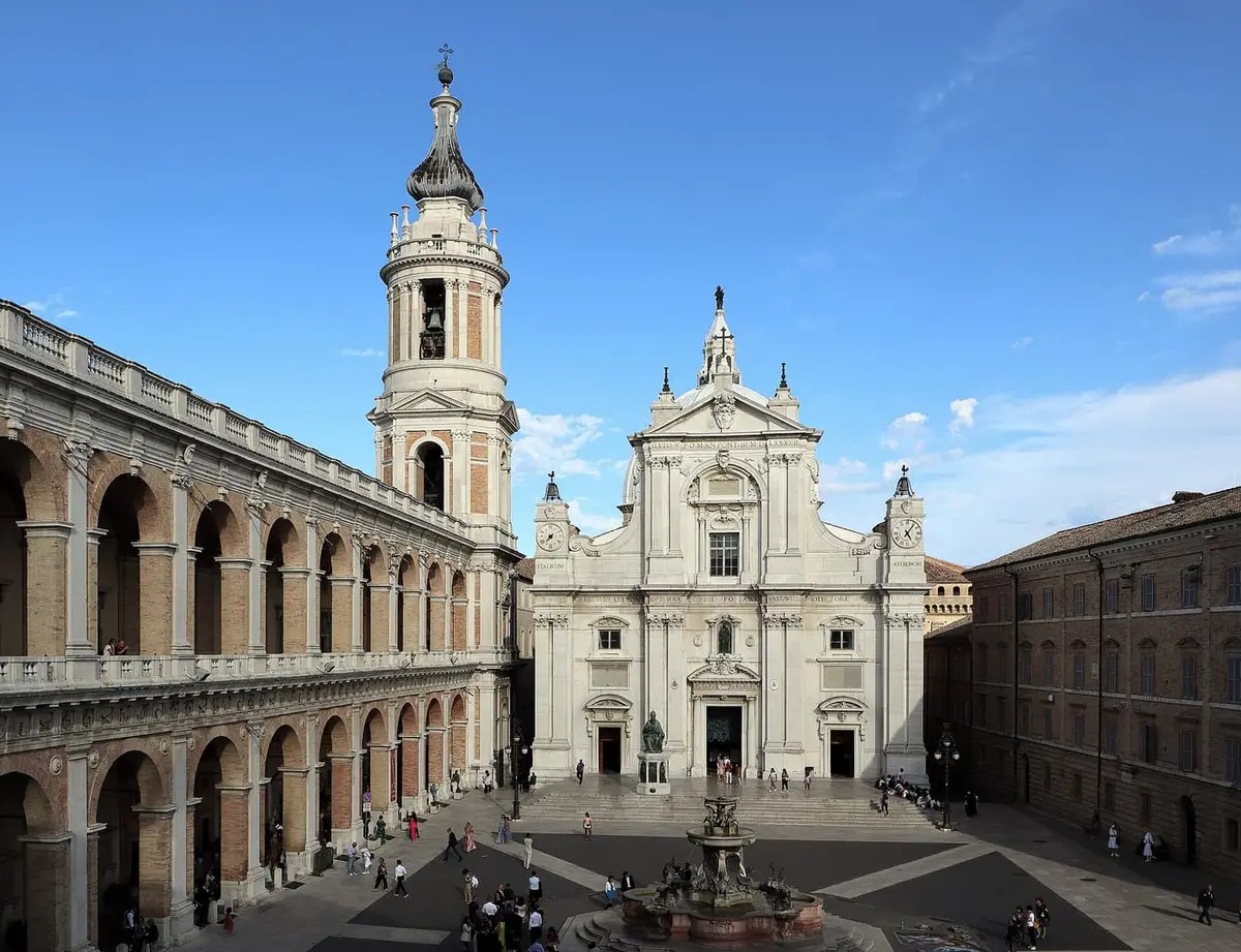 La Basilica della Santa Casa e la Piazza della Madonna a Loreto