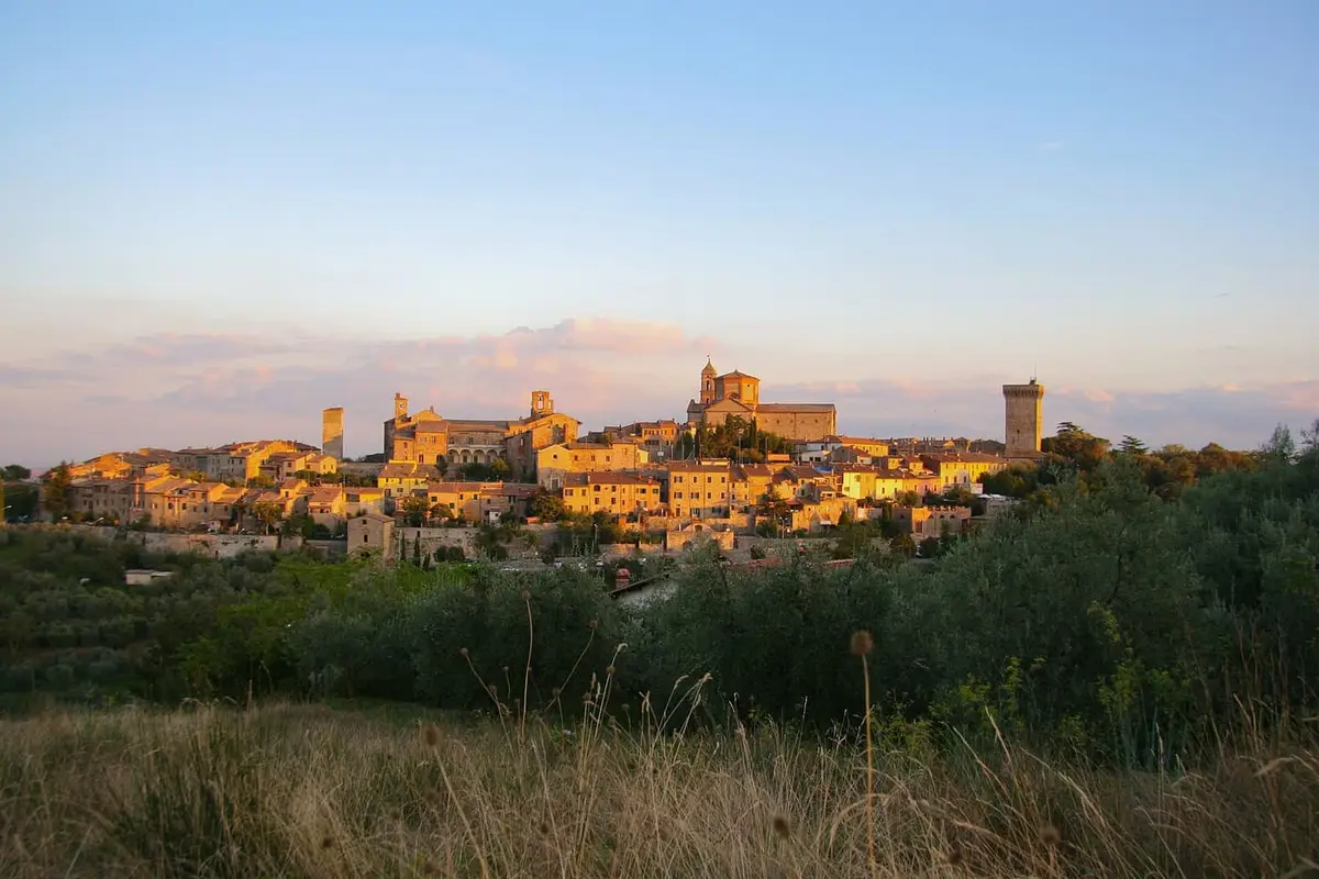 Il borgo di Lucignano dalla caratteristica pianta a ellissi concentriche