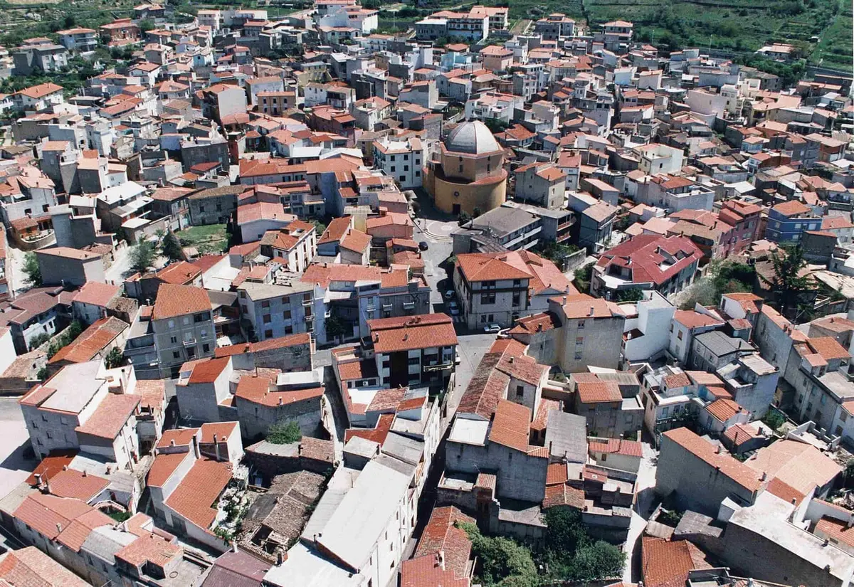 Veduta di Mamoiada con la chiesa parrocchiale