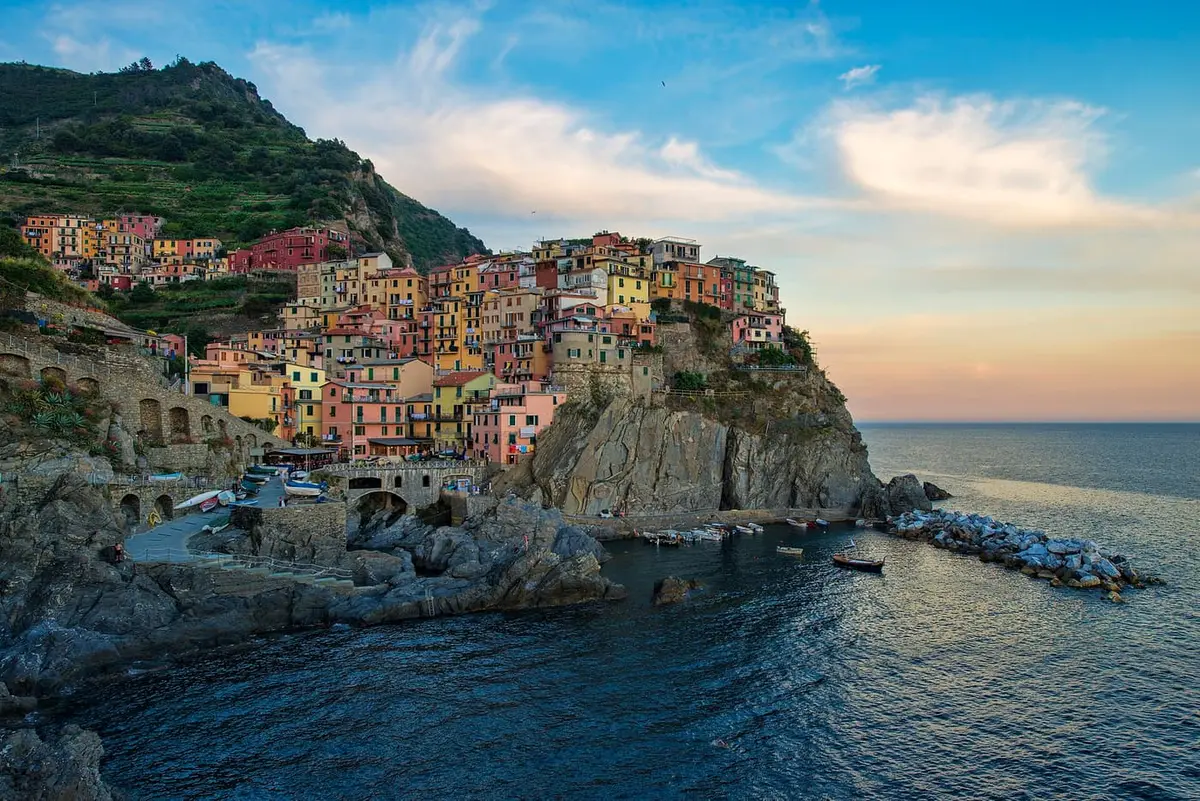 Le case colorate di Manarola aggrappate alla scogliera delle Cinque Terre