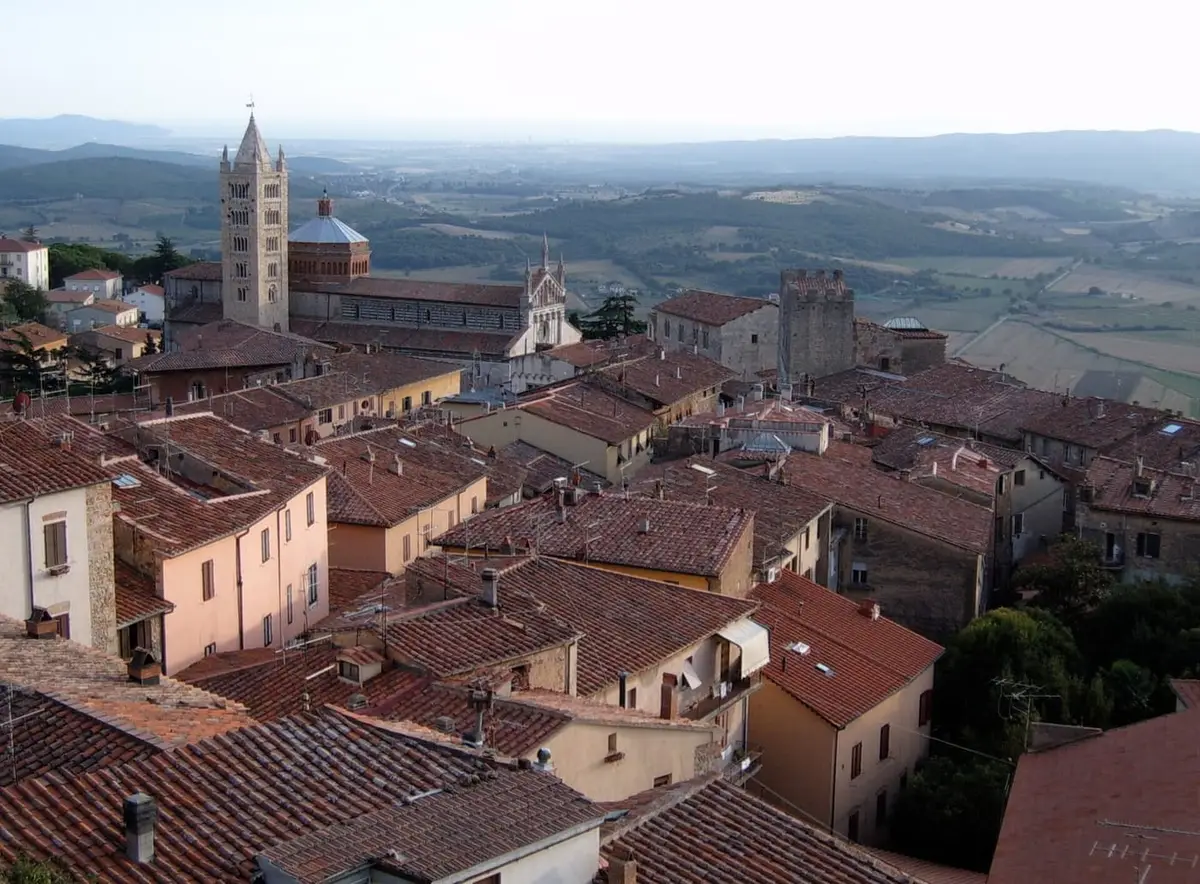 La piazza e il Duomo di Massa Marittima, borgo minerario della Maremma