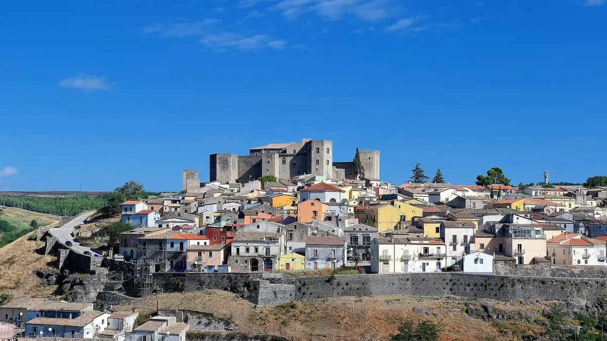 Il castello normanno-svevo di Melfi ai piedi del Vulture