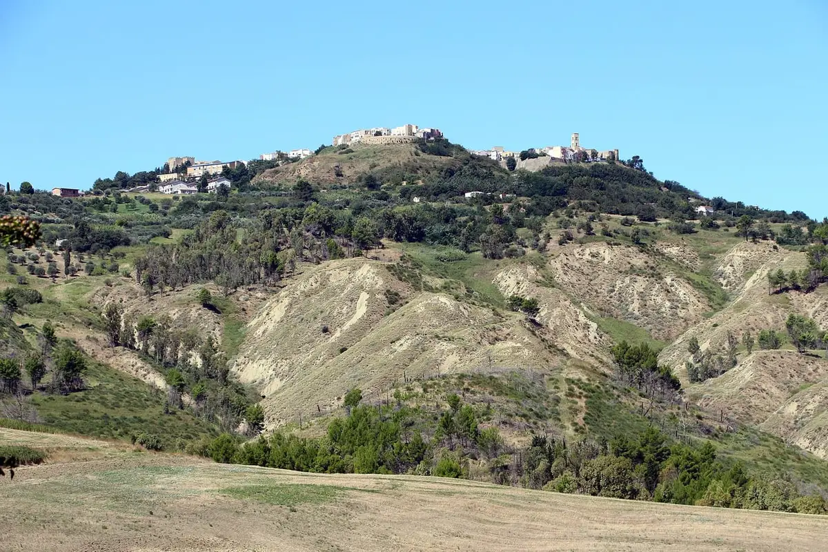 Il borgo di Miglionico con il Castello del Malconsiglio, nel Materano