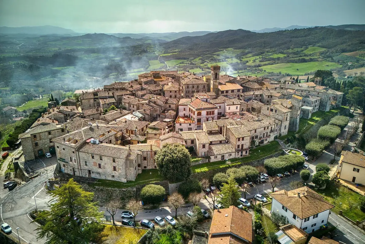 Il borgo fortificato di Monte Castello di Vibio, sul Tevere