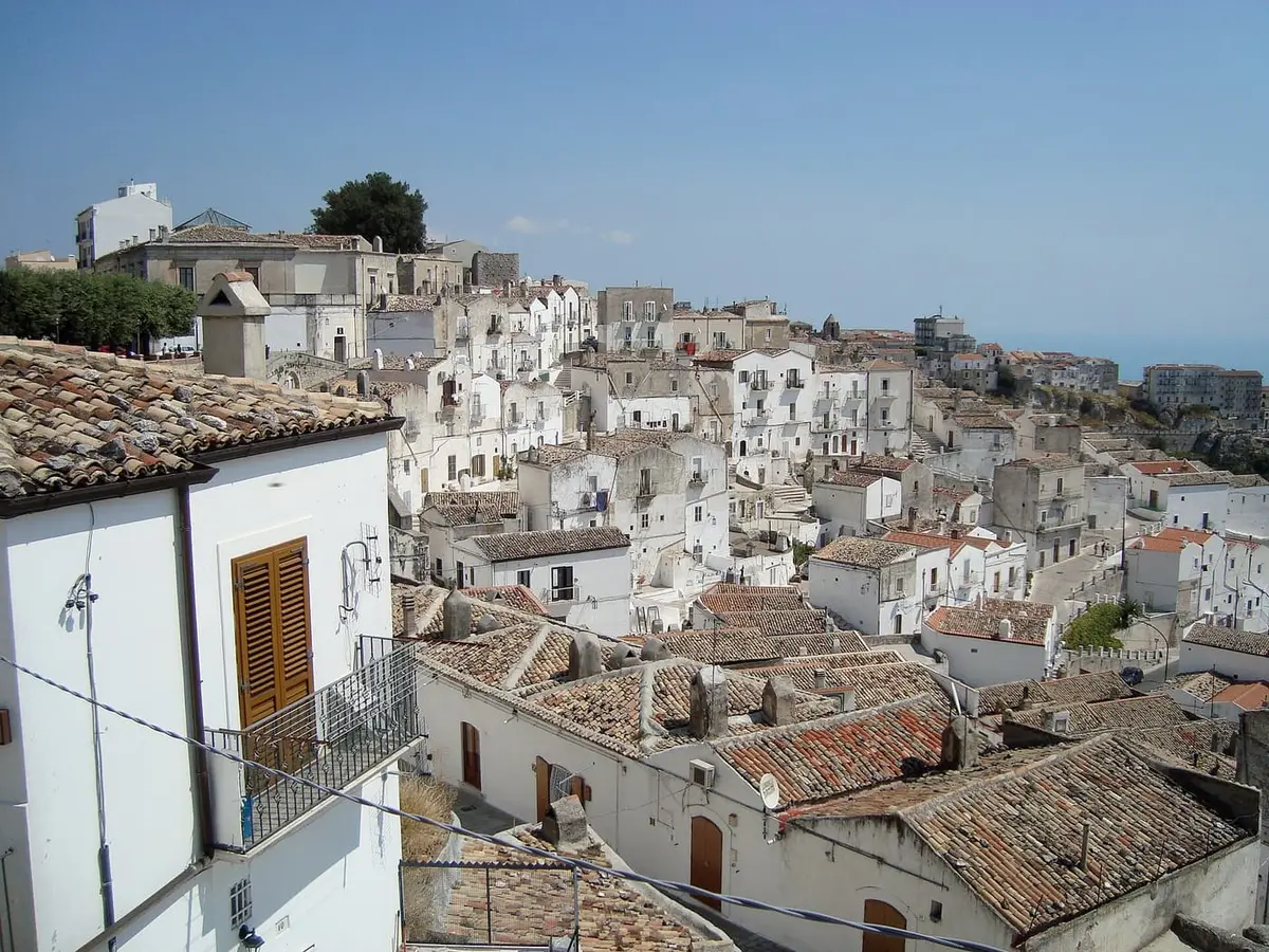 Il borgo di Monte Sant'Angelo sul Gargano, con il Santuario di San Michele