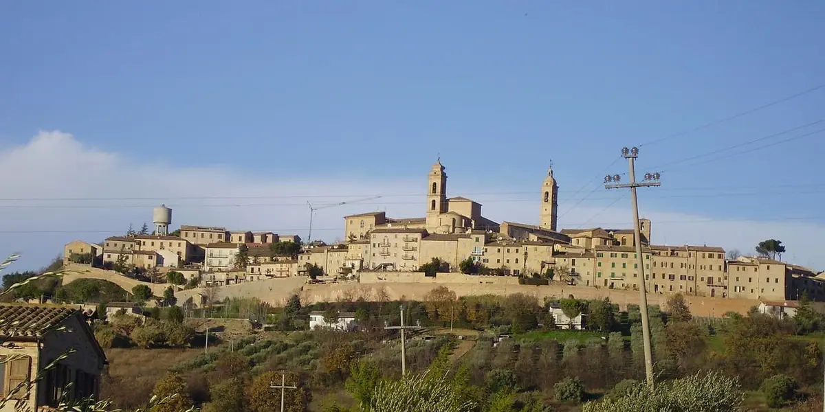 Il borgo collinare di Montecosaro con le sue torri campanarie, nella valle del Chienti