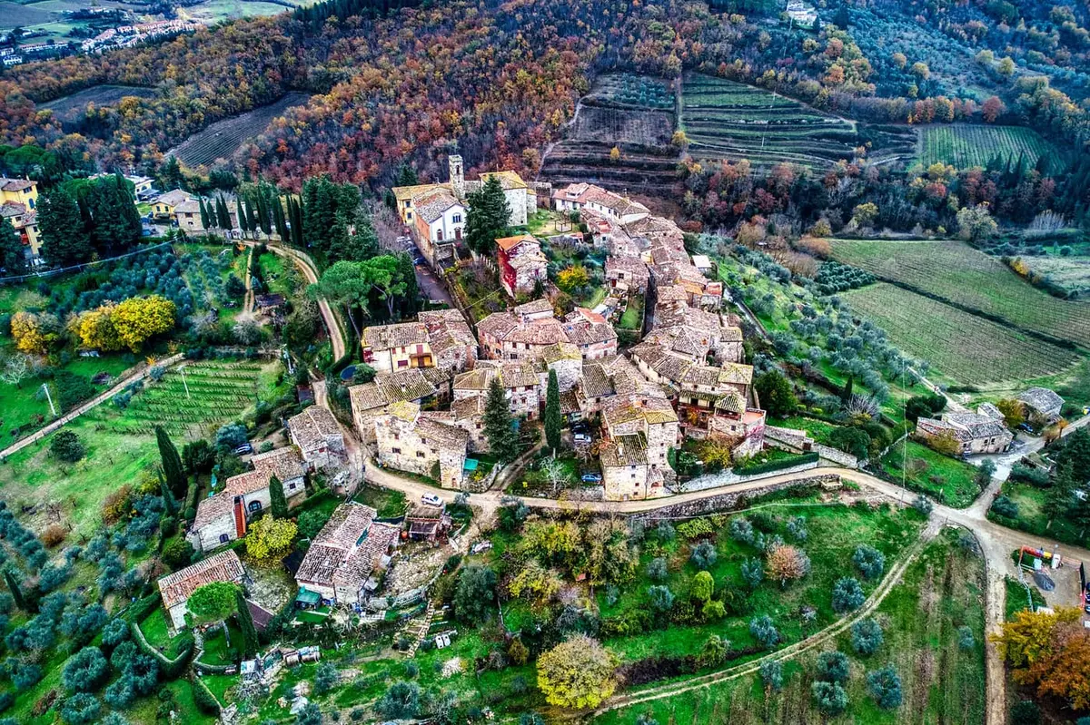 Veduta aerea del borgo a chiocciola di Montefioralle, nel Chianti