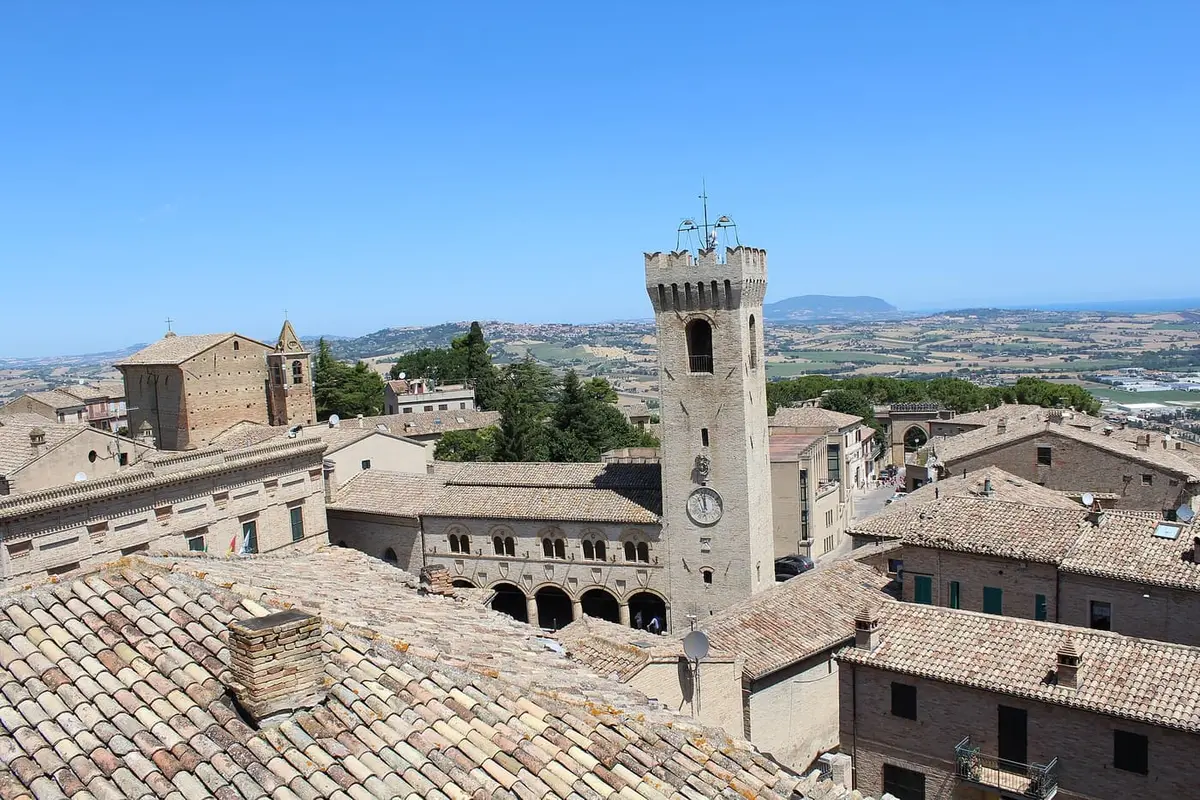 La torre civica e il Palazzetto del Podesta' di Montelupone