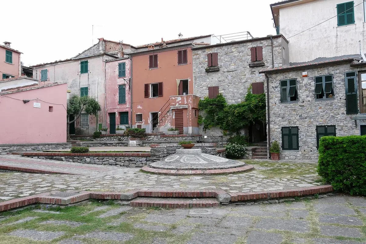 La piazza di Montemarcello, sul promontorio del Caprione