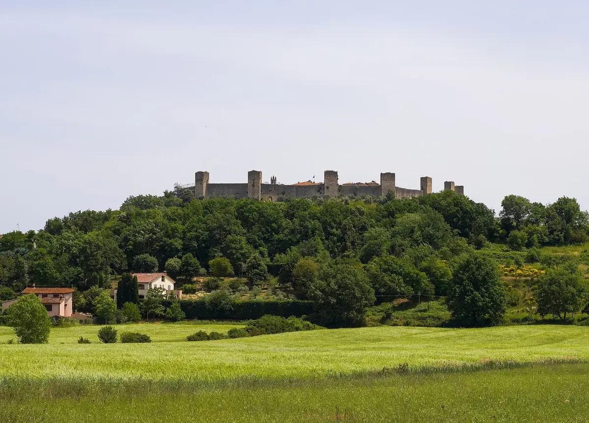 Le mura e le torri medievali di Monteriggioni tra le colline senesi