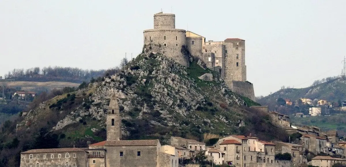 Il castello e la torre di Montesarchio, nella Valle Caudina