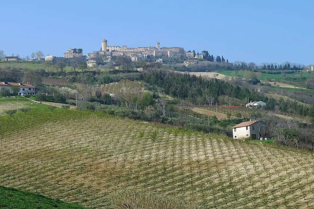 Moresco, con la torre eptagonale, sul colle del Fermano