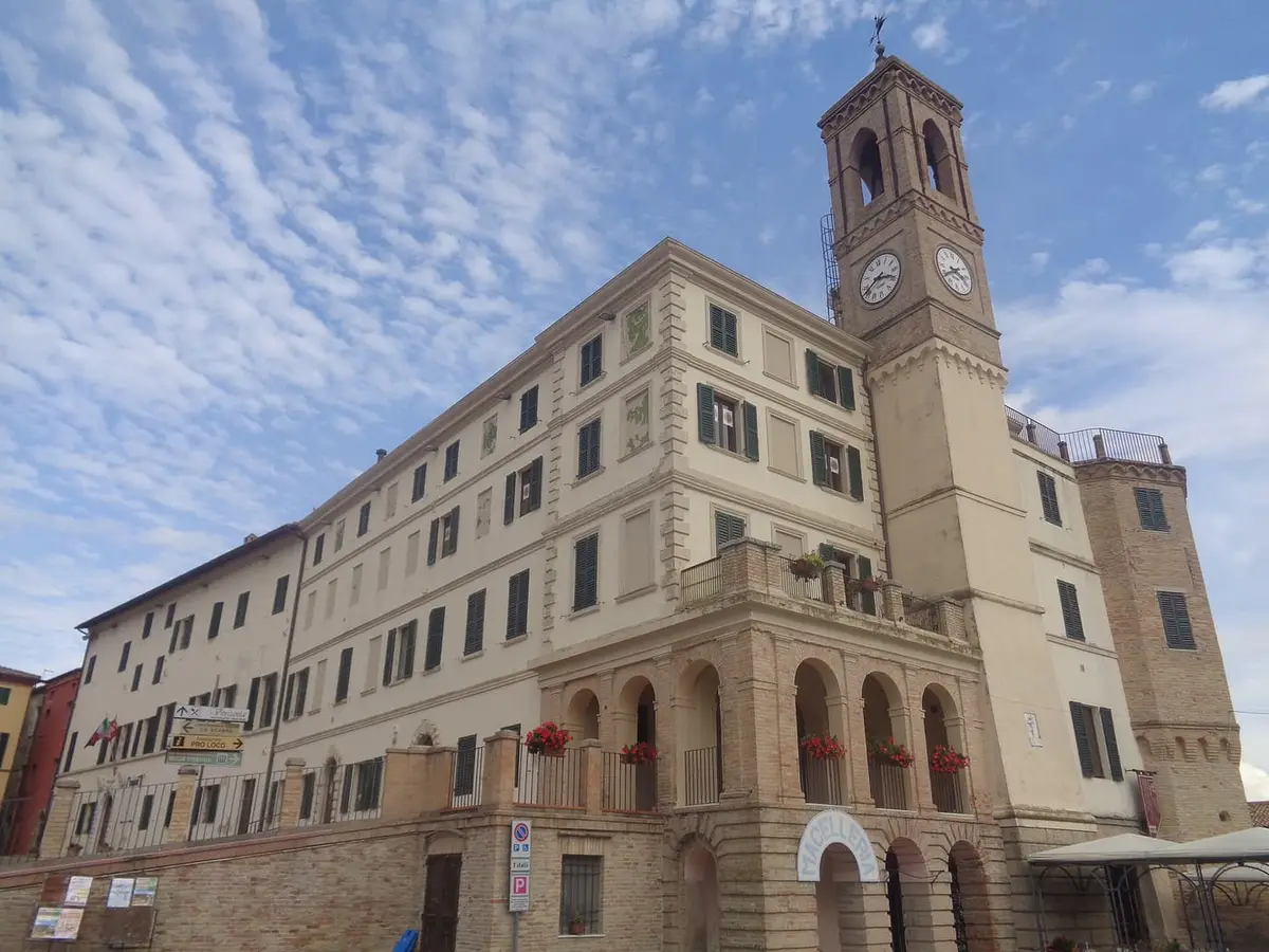 Il palazzo comunale con la torre di Morro d'Alba, terra del Lacrima
