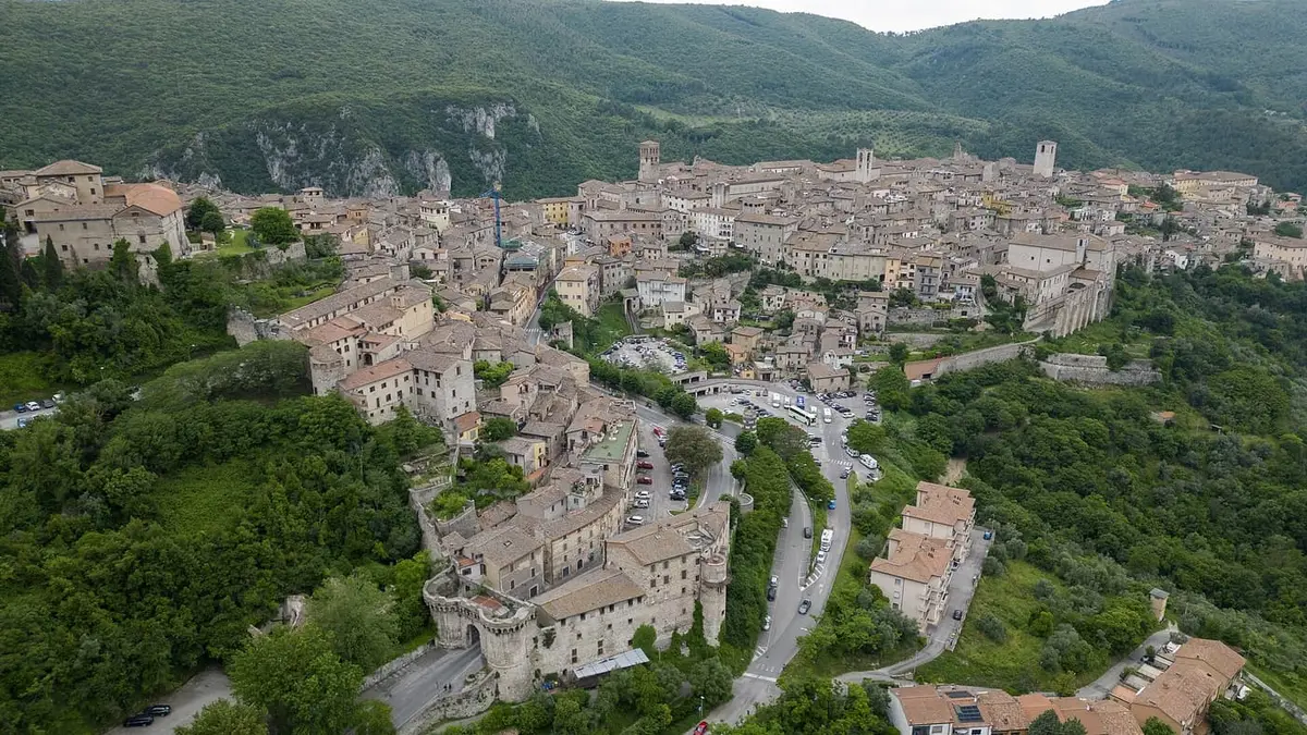 Il borgo medievale di Narni arroccato sopra la gola del Nera