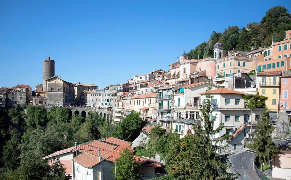 Il borgo di Nemi affacciato sull'omonimo lago vulcanico dei Castelli Romani