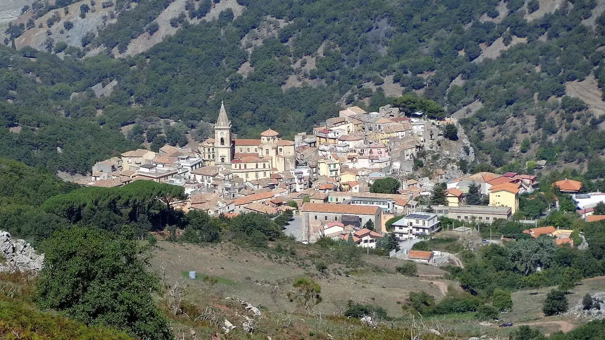 Novara di Sicilia ai piedi della Rocca Salvatesta