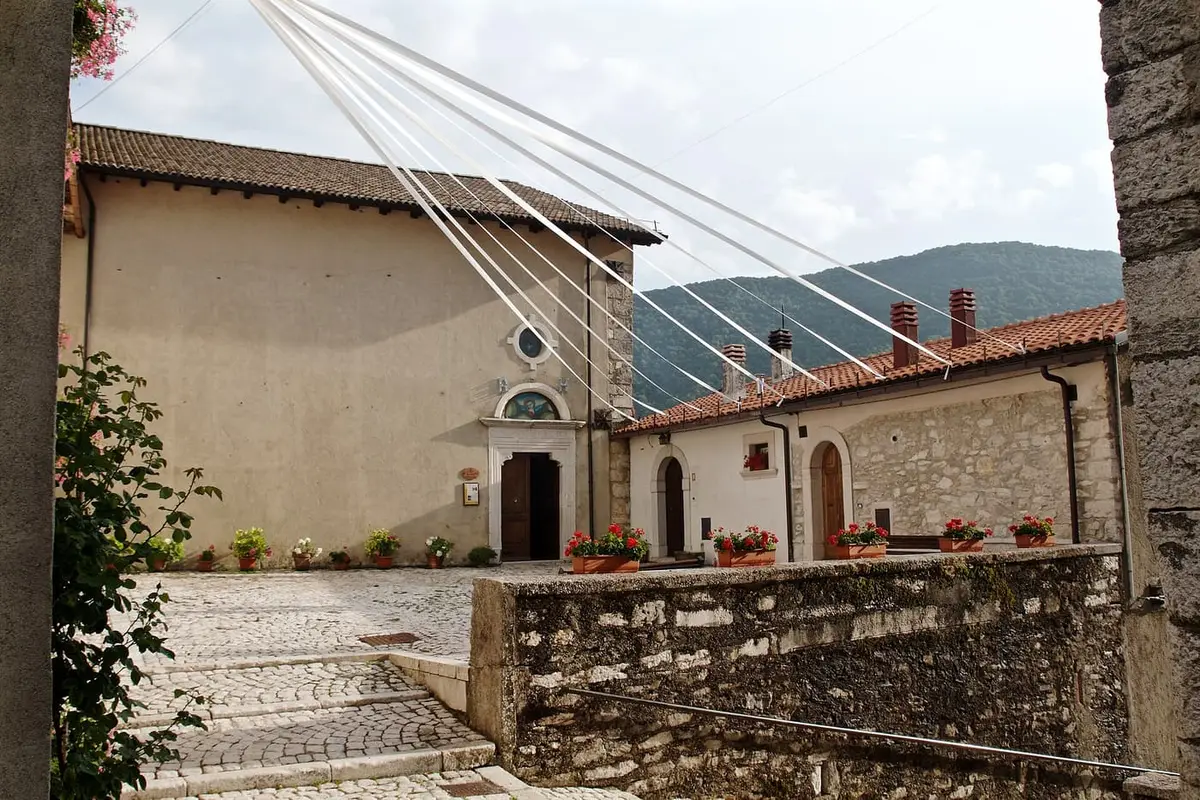 Opi arroccata su una cresta nel Parco Nazionale d'Abruzzo