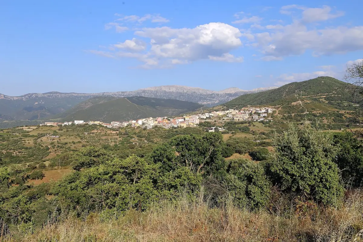 Veduta di Orgosolo, paese della Barbagia celebre per i murales, ai piedi del Supramonte