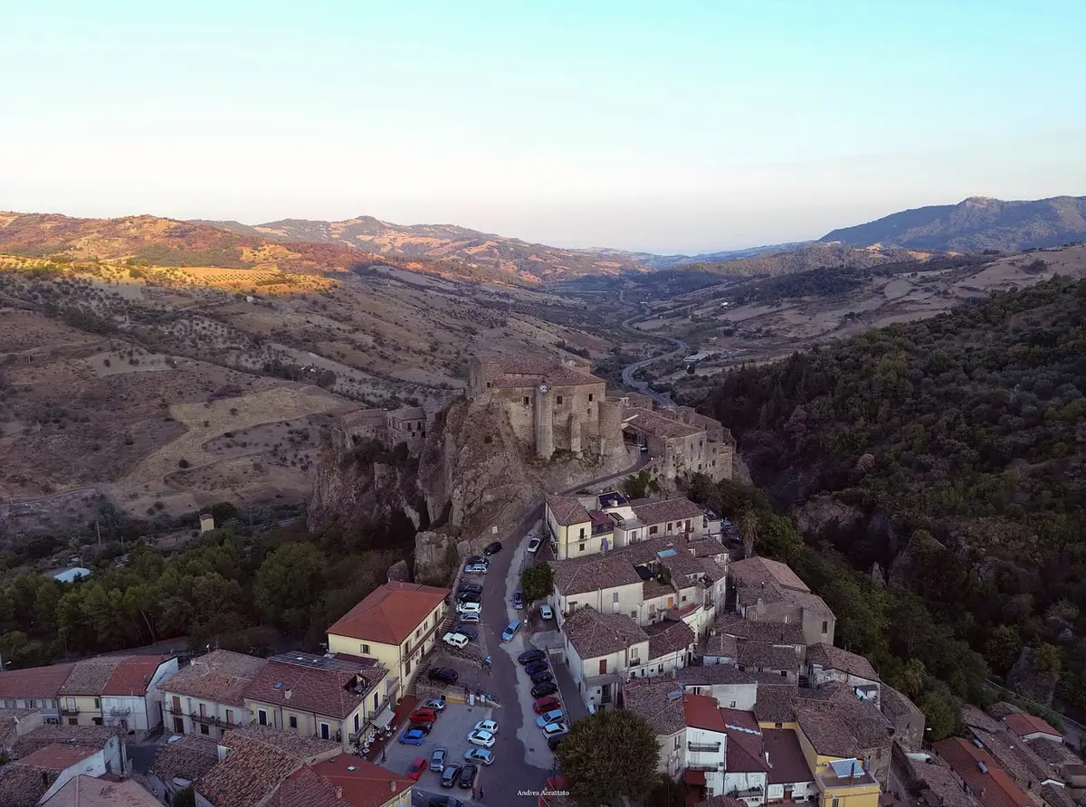 Il borgo di Oriolo arroccato sullo sperone con il castello, nell'alto Ionio cosentino