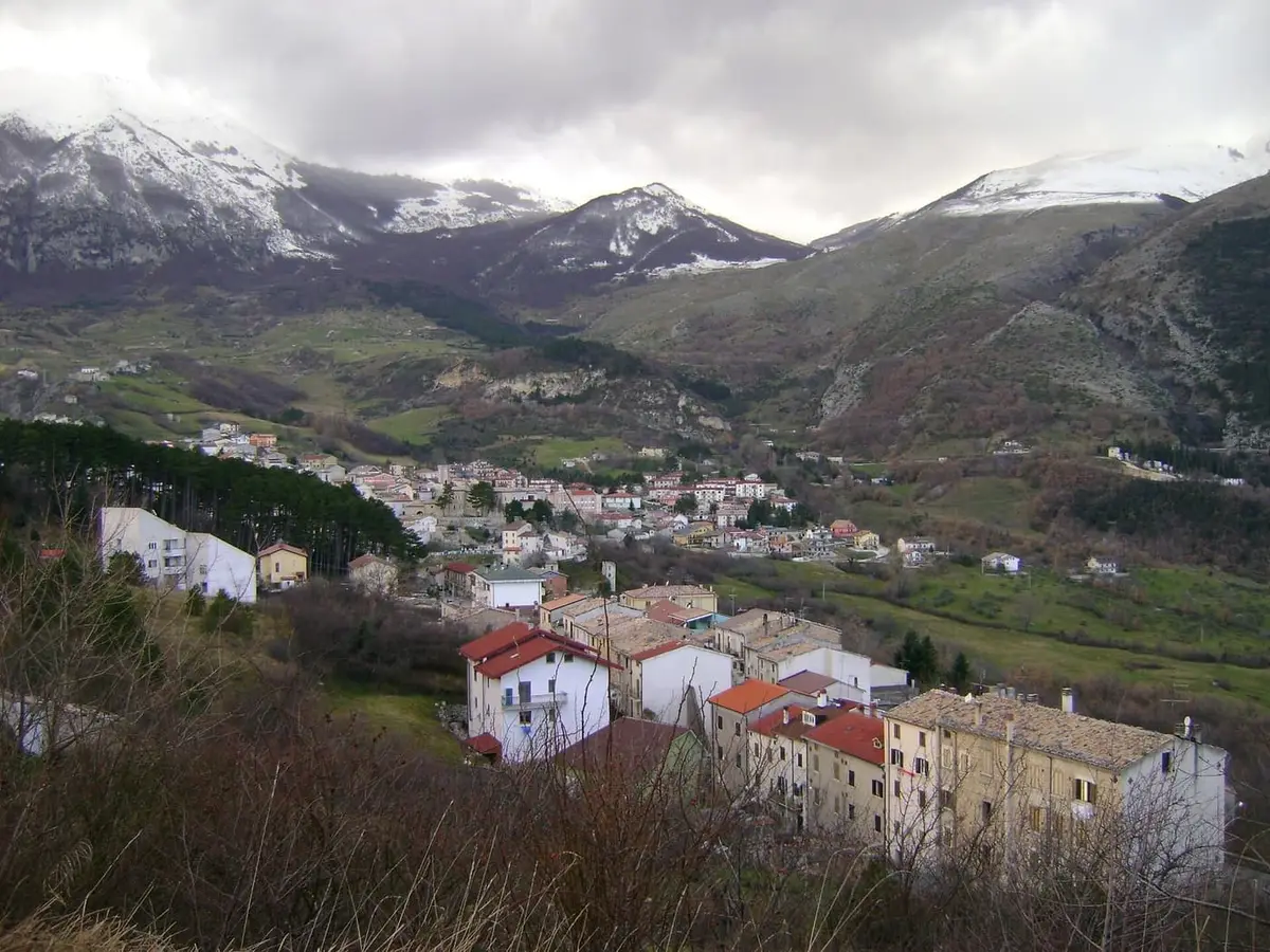 Il borgo di Palena, tra la Maiella e il fiume Aventino