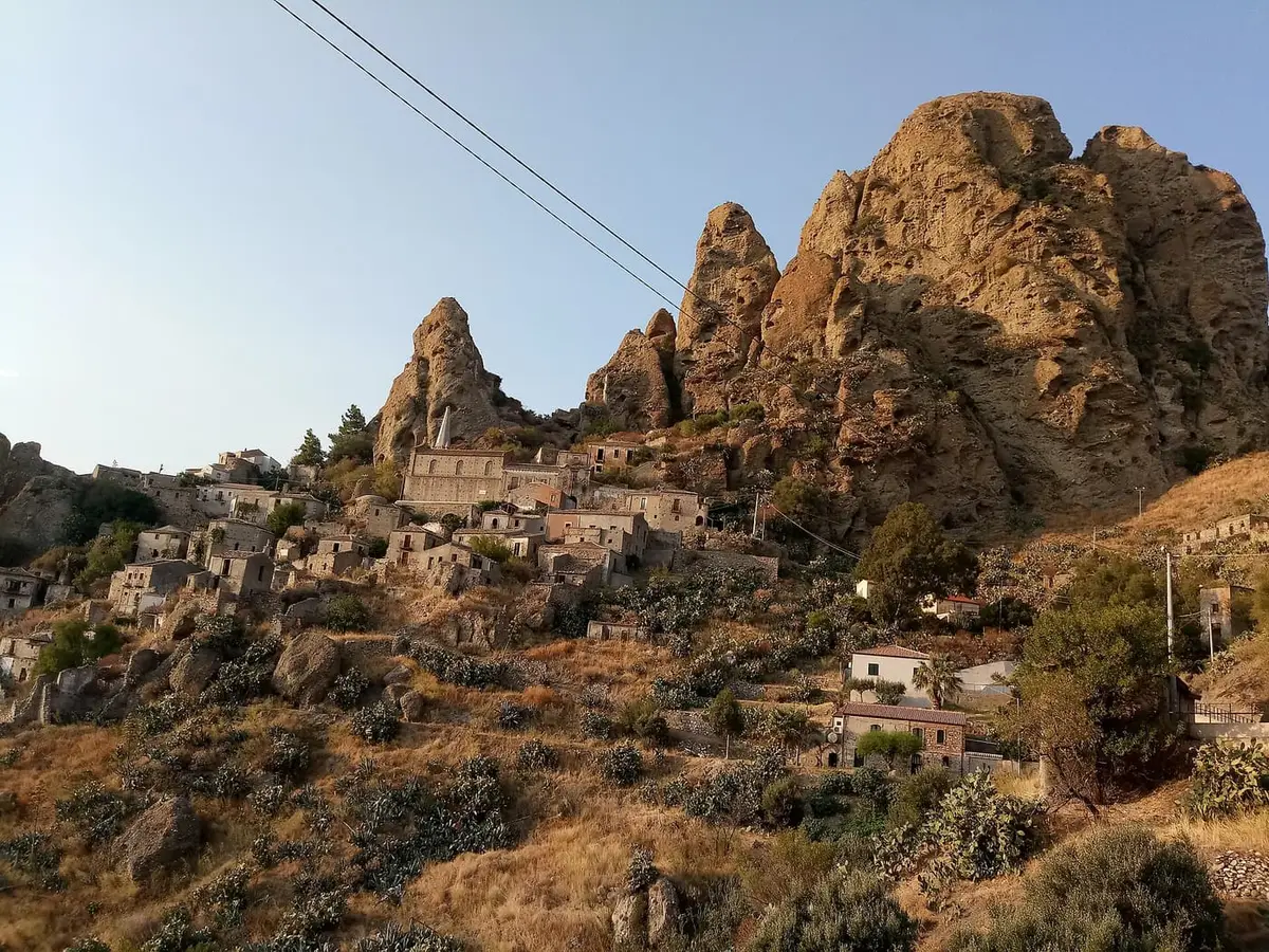 Pentedattilo arroccato sulla rupe a cinque dita del Monte Calvario