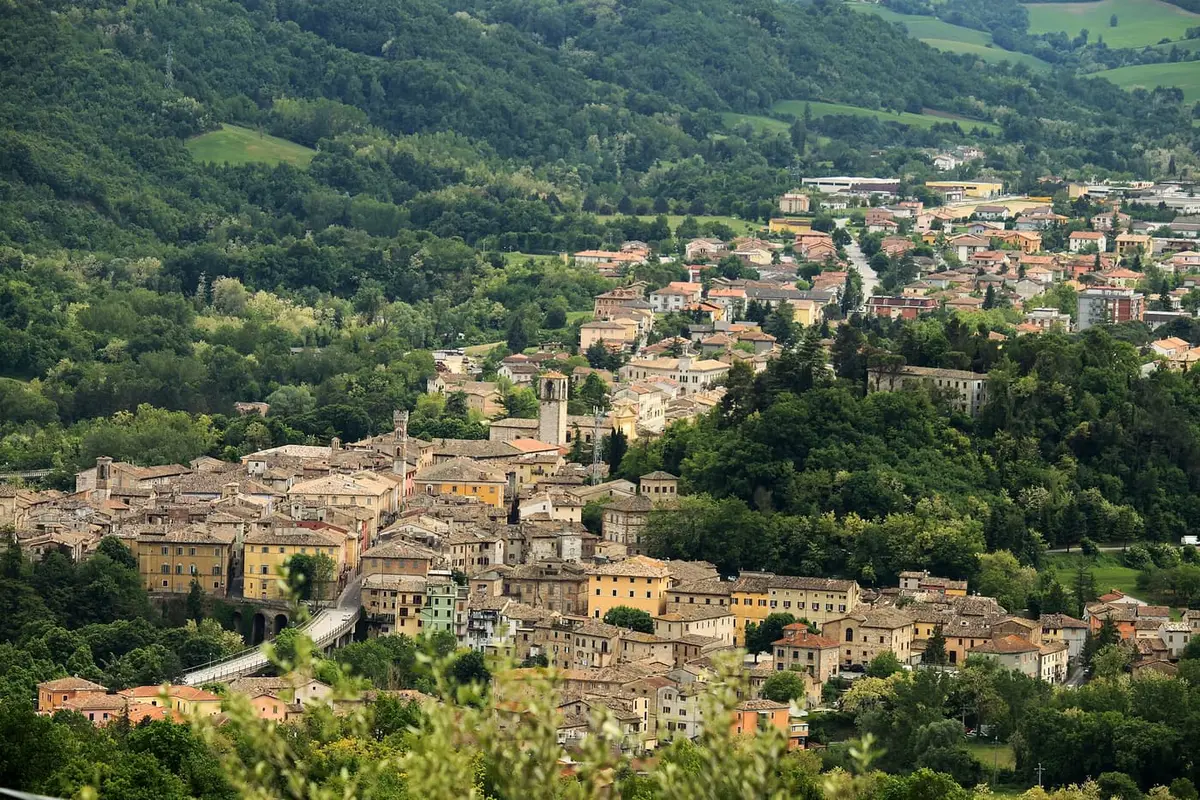 Il borgo di Pergola nella valle del Cesano