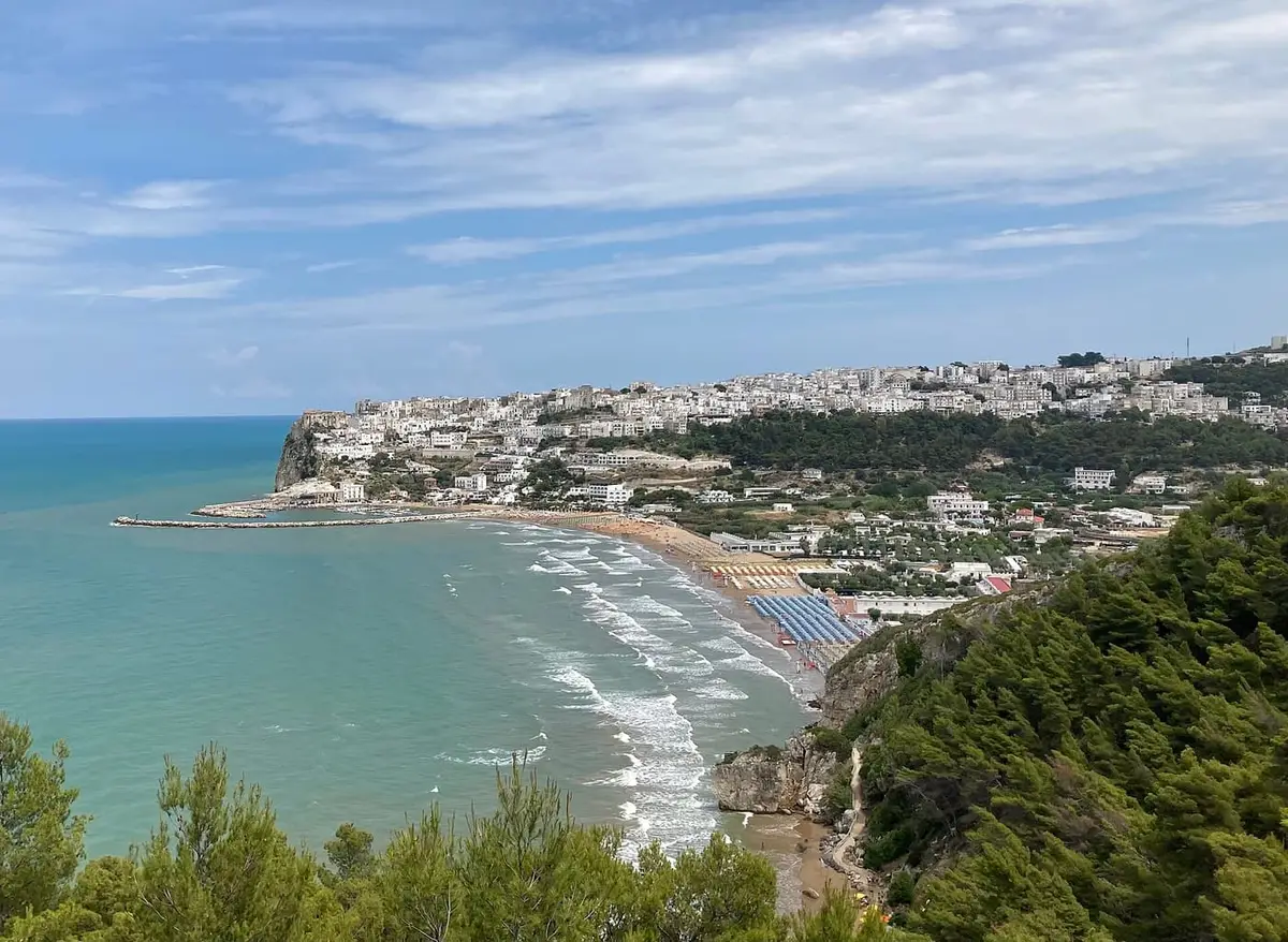 Il borgo bianco di Peschici arroccato sulla costa del Gargano