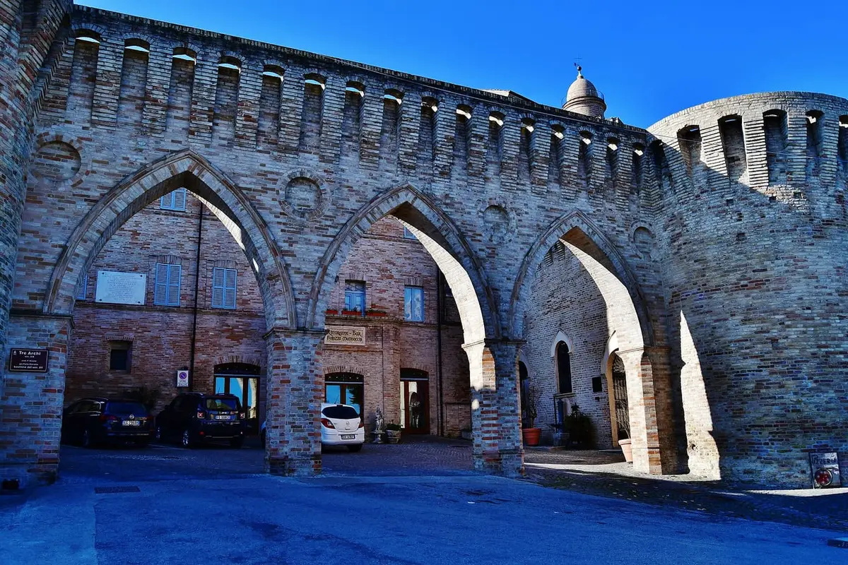 I Tre Archi, la porta monumentale di Petritoli