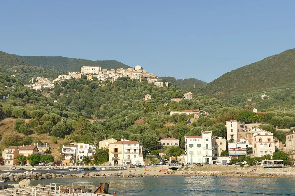 Pisciotta, borgo del Cilento affacciato sul mare tra gli ulivi