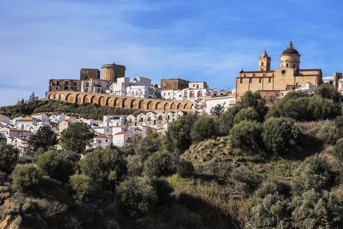 Il borgo bianco di Pisticci con il rione Dirupo e la Chiesa Madre