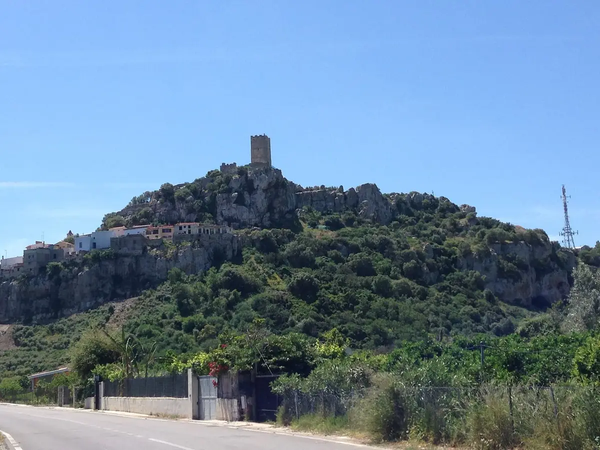 Posada dominata dal Castello della Fava, nella Baronia, vicino alla foce del Rio Posada