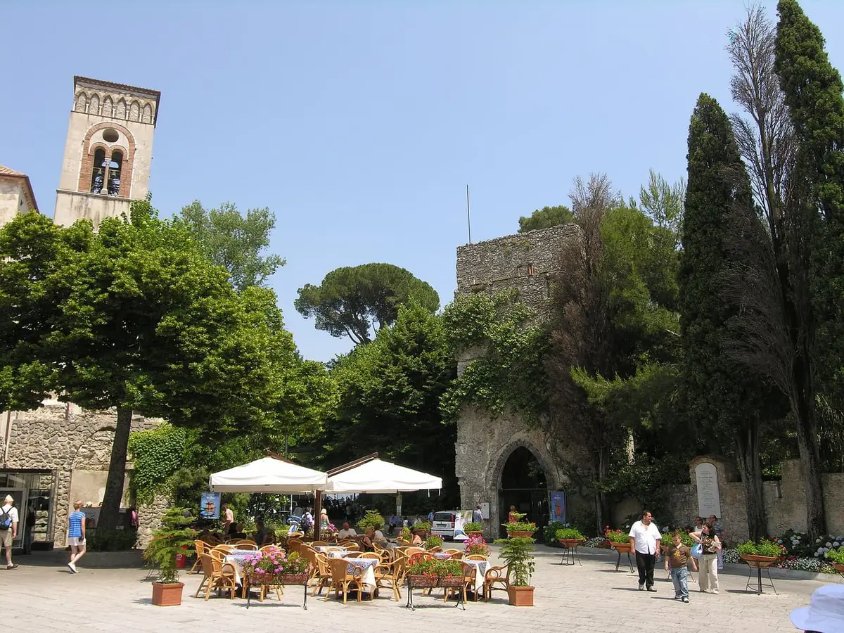 Ravello e la Terrazza dell'Infinito di Villa Cimbrone, sospesa sulla Costiera