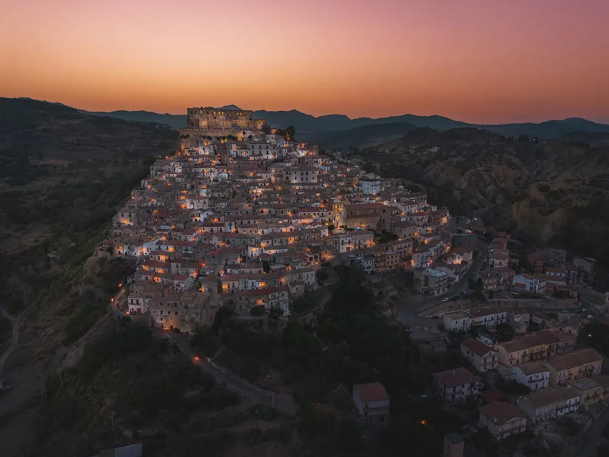 Rocca Imperiale, il borgo a piramide dominato dal castello svevo di Federico II