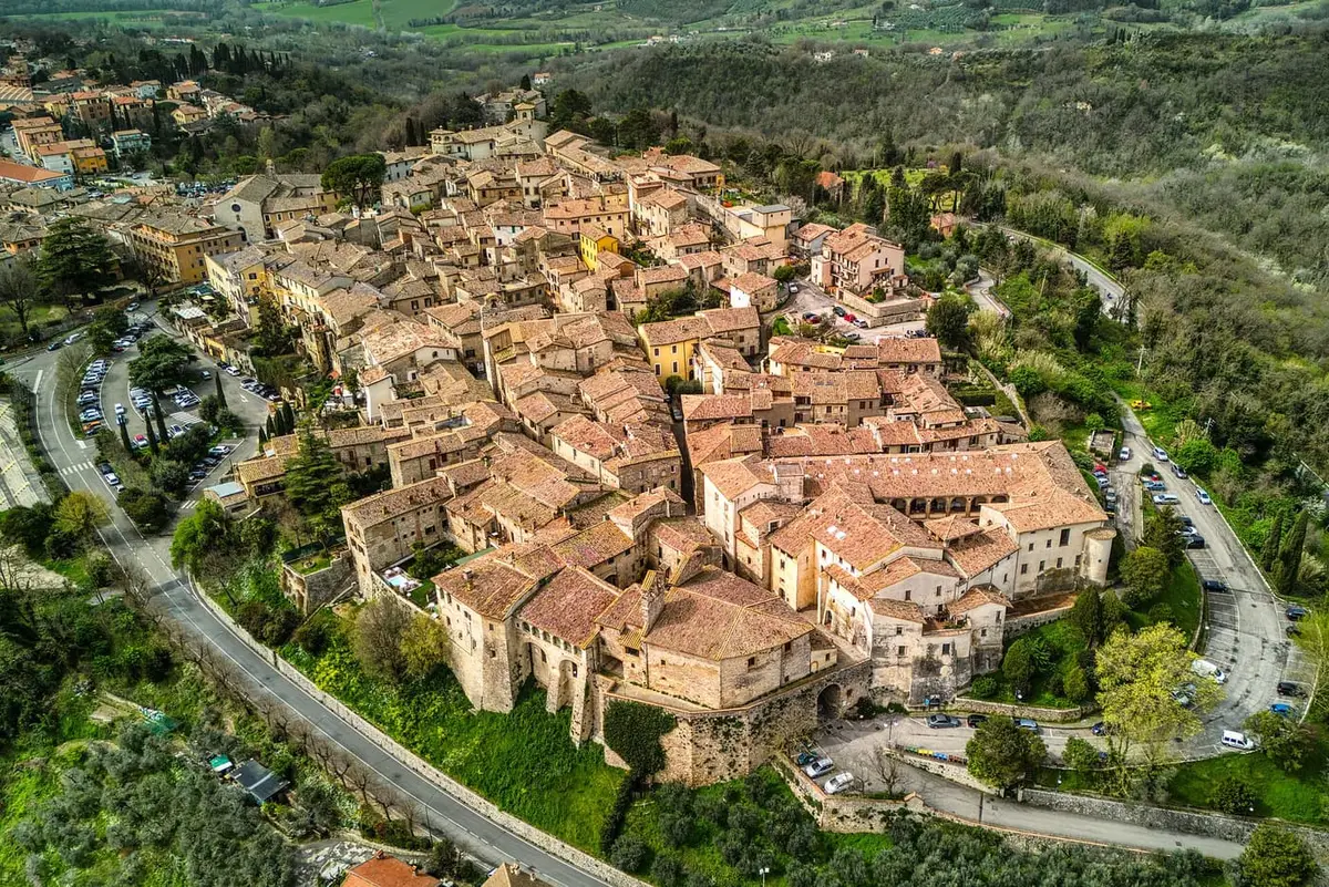 Il borgo medievale di San Gemini tra le colline dell'Umbria meridionale