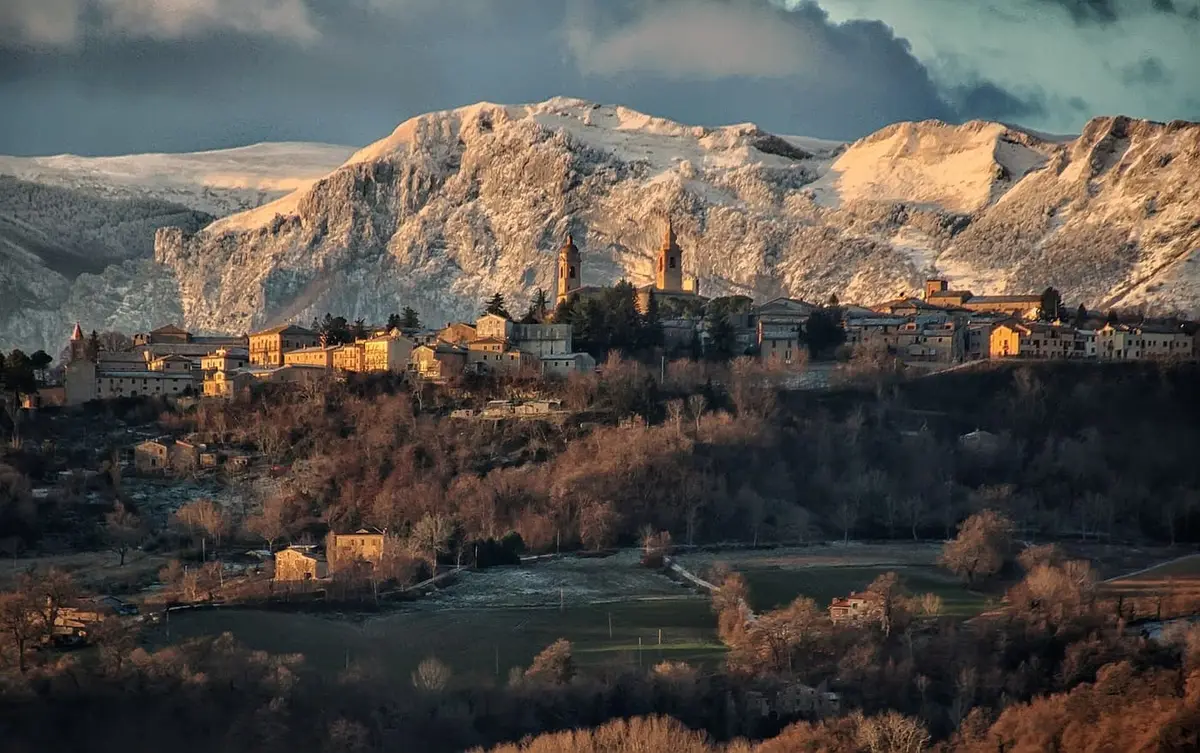 San Ginesio, 'balcone dei Sibillini', con le montagne innevate