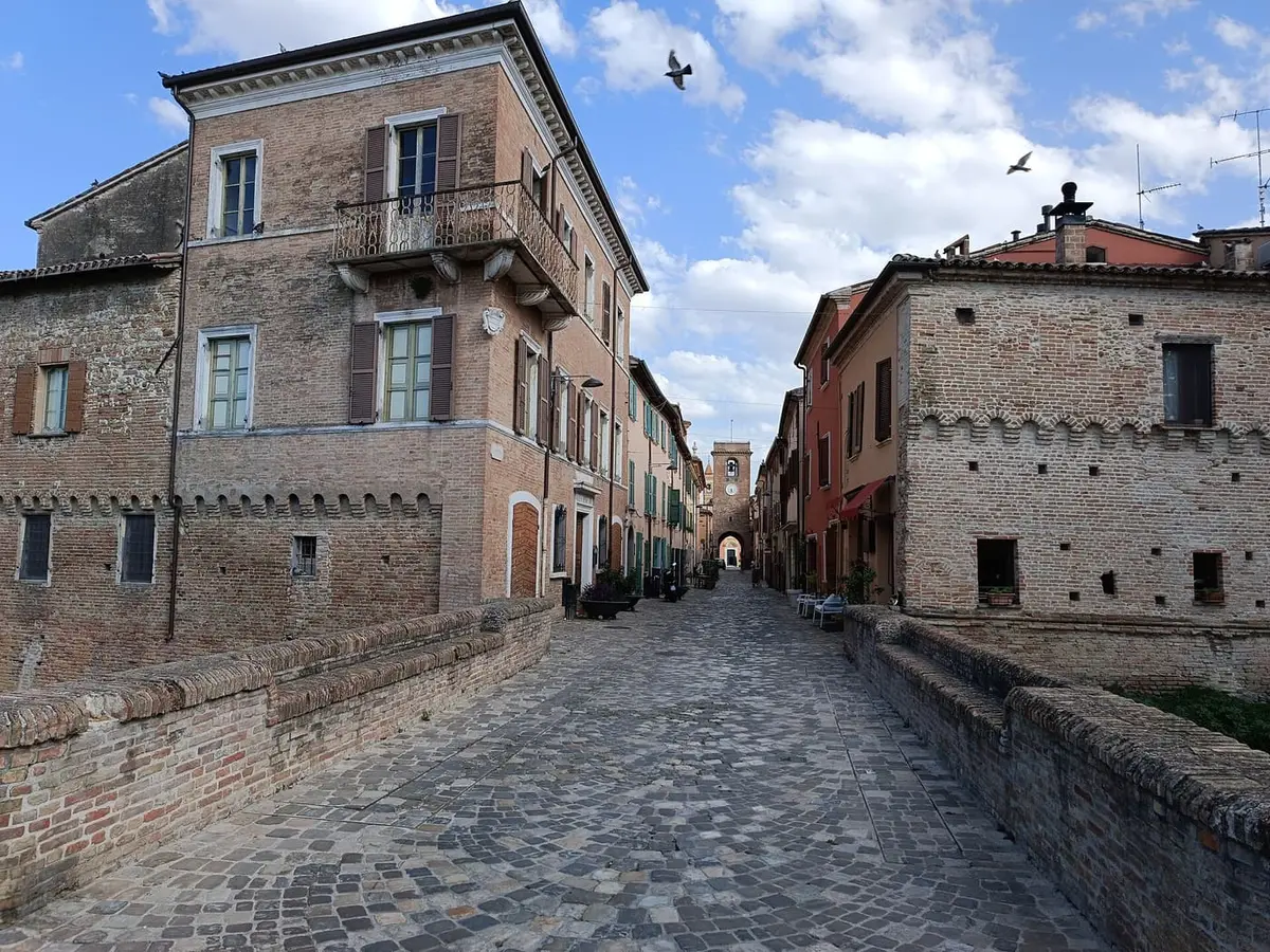 La via acciottolata del centro storico di San Giovanni in Marignano verso la torre civica