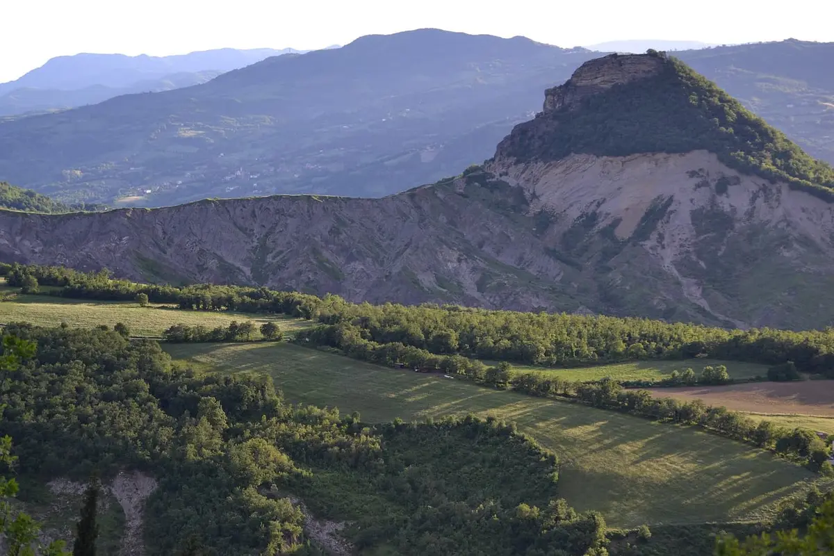 San Leo arroccata sulla rupe, con la fortezza, nel Montefeltro