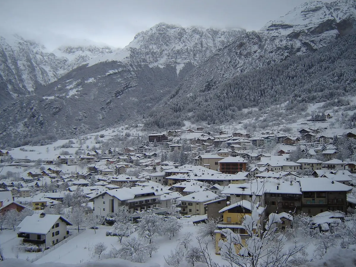 San Lorenzo in Banale, borgo di masi ai piedi delle Dolomiti di Brenta