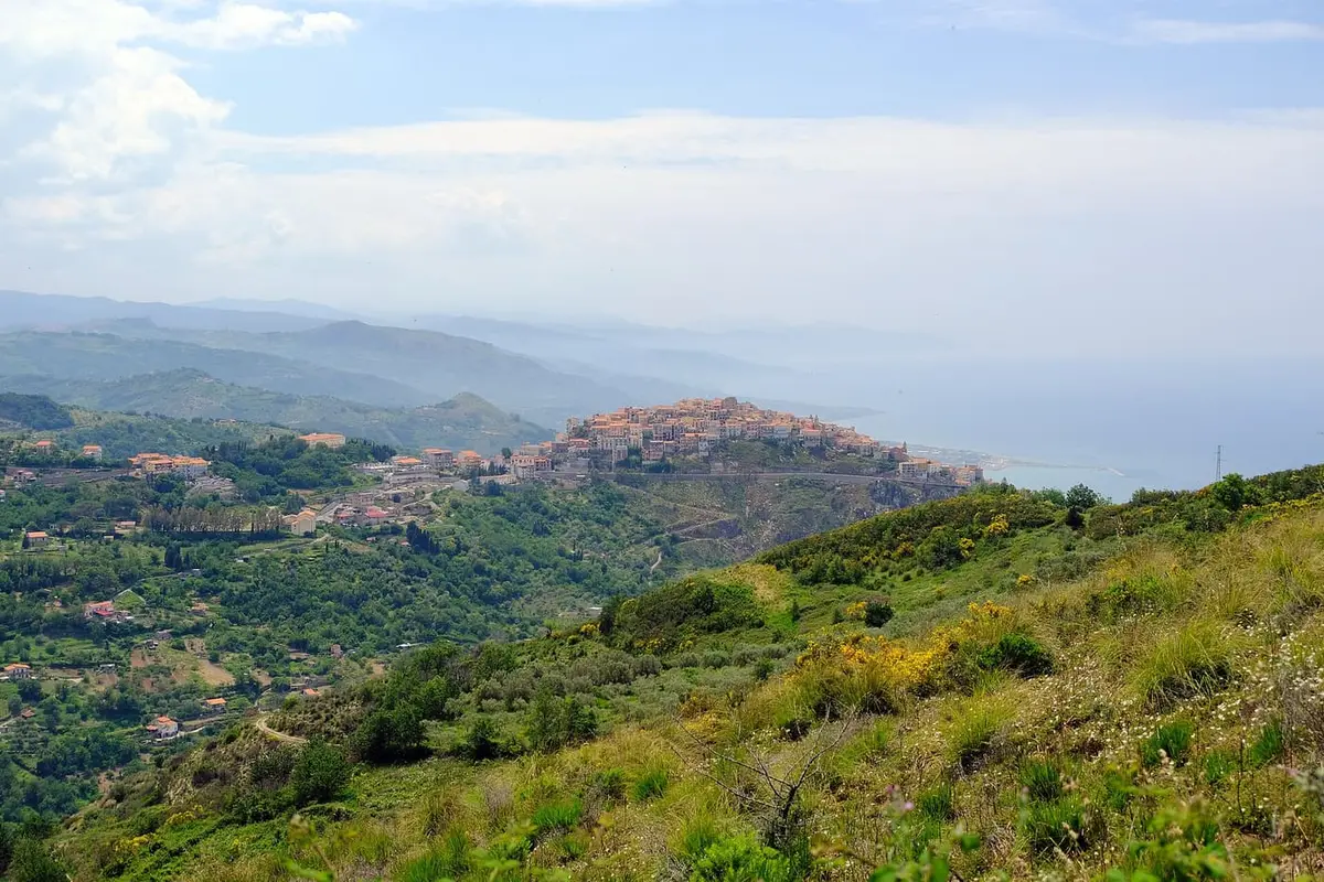 Il borgo di San Marco d'Alunzio affacciato sui Nebrodi e sul Tirreno
