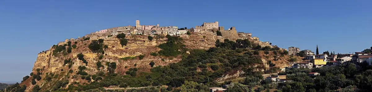 Panorama di Santa Severina, borgo su sperone di tufo nel Crotonese