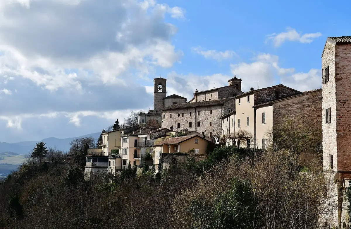 Il quartiere Castello di Sassoferrato arroccato sul colle, nell'anconetano