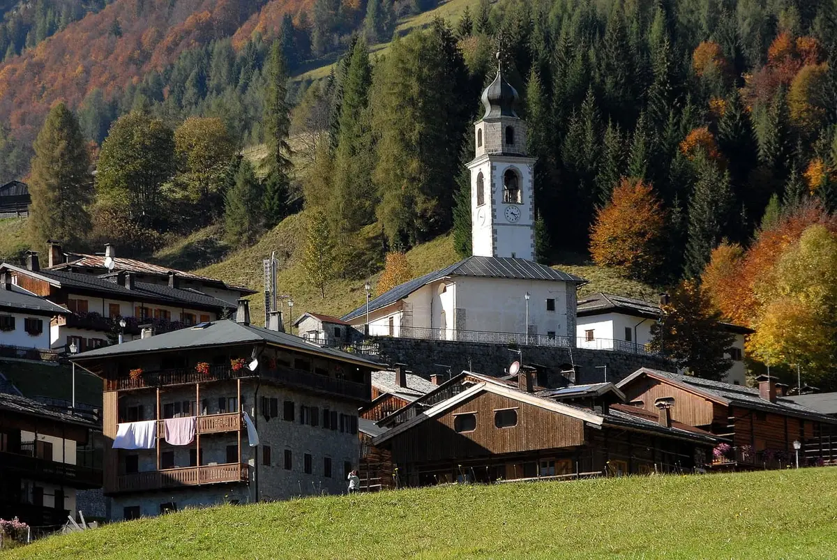 Le case in legno di Sauris di Sotto, nella Carnia