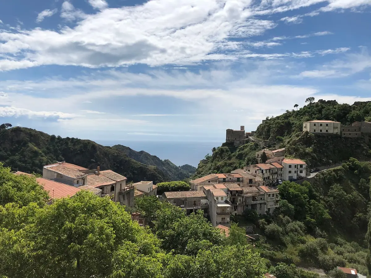 Panorama di Savoca, borgo collinare dei Peloritani sopra la costa ionica